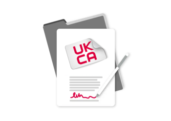 : UKCA Logo auf Dokument, das unterschrieben wird und auf einer Mappe liegt Icon für UKCA Bevollmächtigter